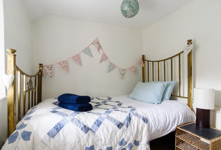 Perfectly formed second bedroom - Brass bed and bunting