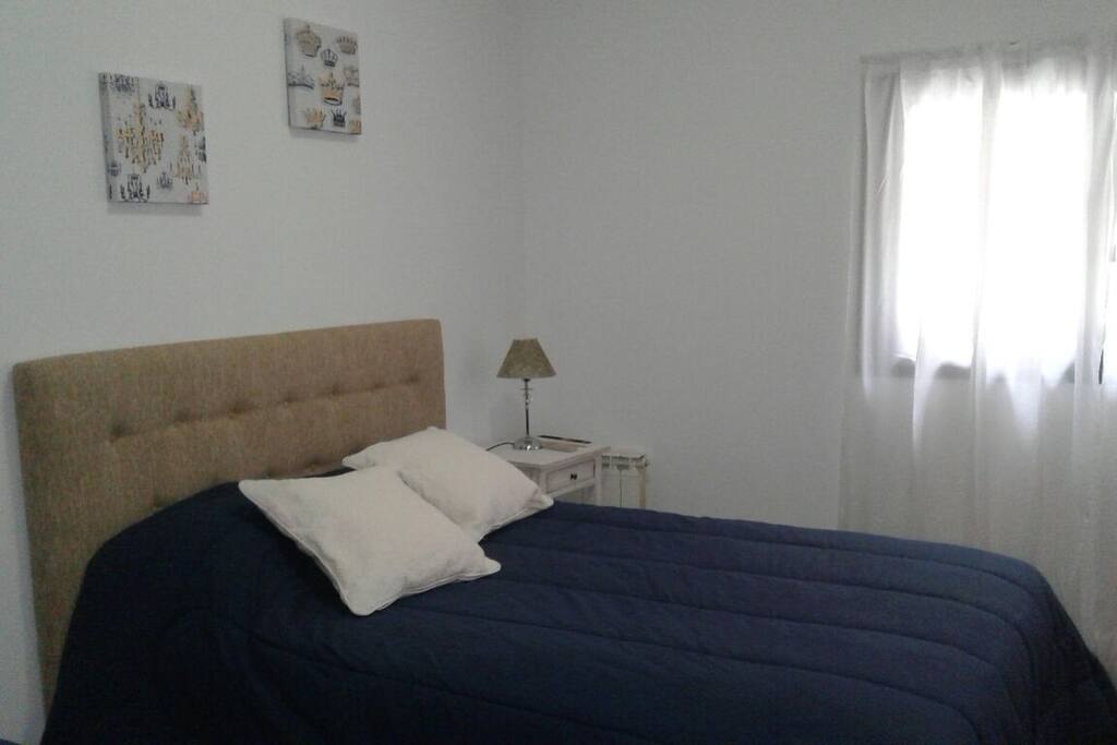 Habitación amiplia de 5x3 con cama cama matrimonial, aire, tv led, placard amplio, sofá cama de 2 plazas.