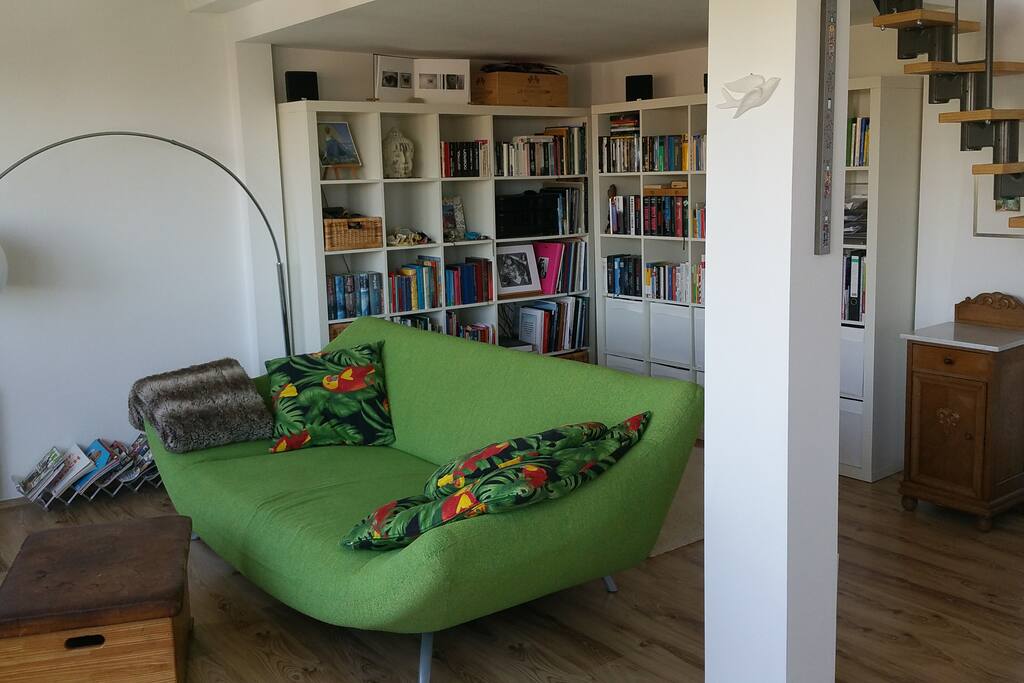 Mach es dir bequem auf meinem übergroßen Sofa.