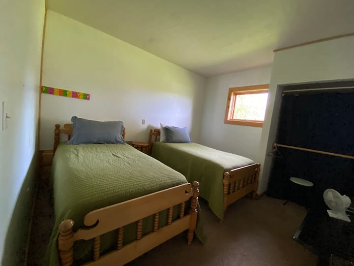 Спалня, разположена извън гаража