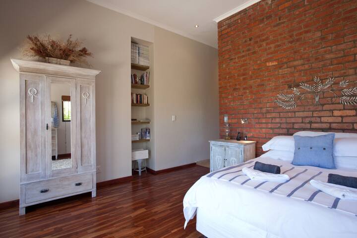 Luxury Apartment Close to World Famous Big Bay gallery image 4