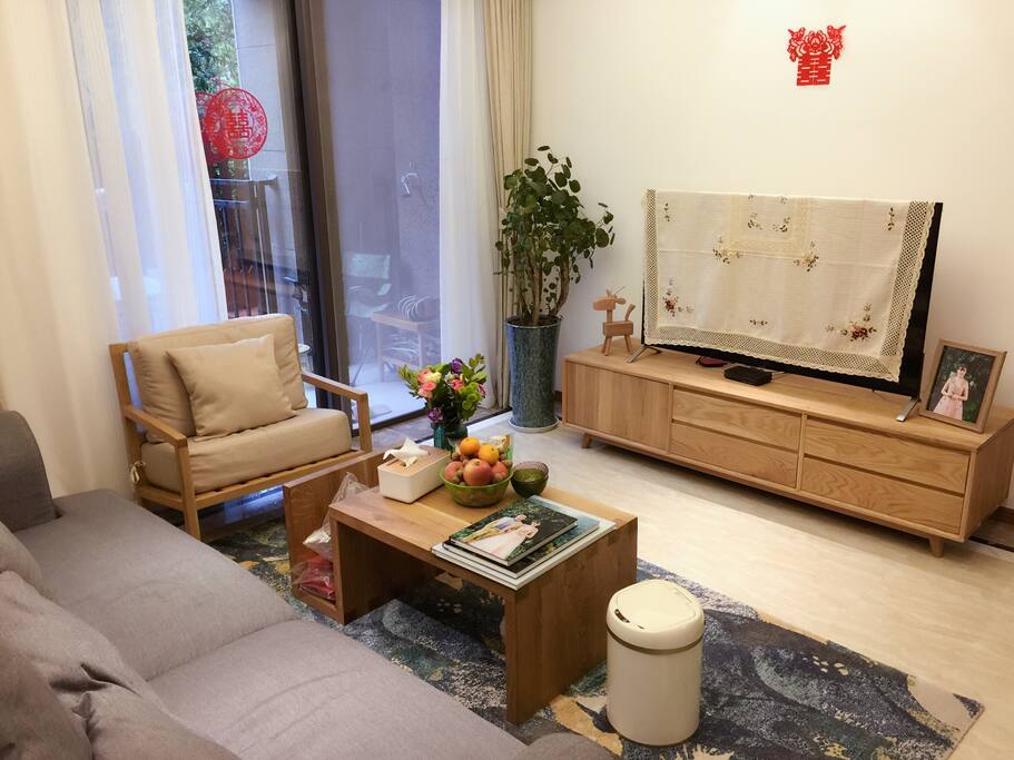我家的客厅,午后,温暖的阳光洒入