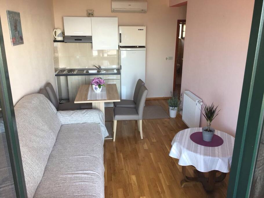 Dnevna soba,kauc na razvlacenje koji se vrlo brzo i lako pretvara u krevet za dvije osobe