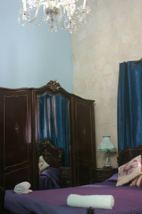 Una amplia habitación con baño propio para que te sientas como en casa