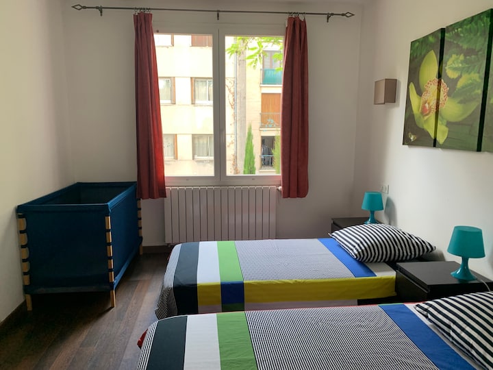 Dormitorio 1 con 3 camas de 90 cm y cuna 