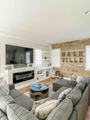 6 Beds! Music City Rooftop! Country Star Murals!