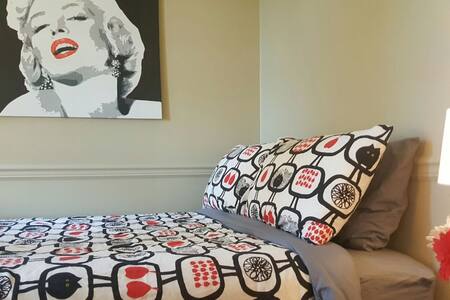 Marilyn Monroe Full Bedroom - Seattle