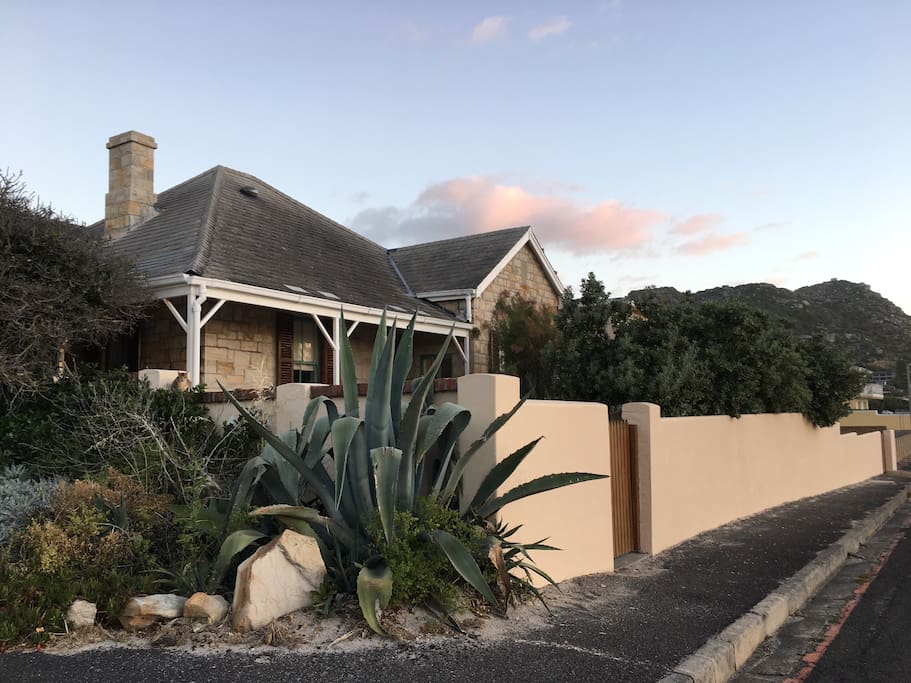 Original beach front cottage in Old Kommetjie