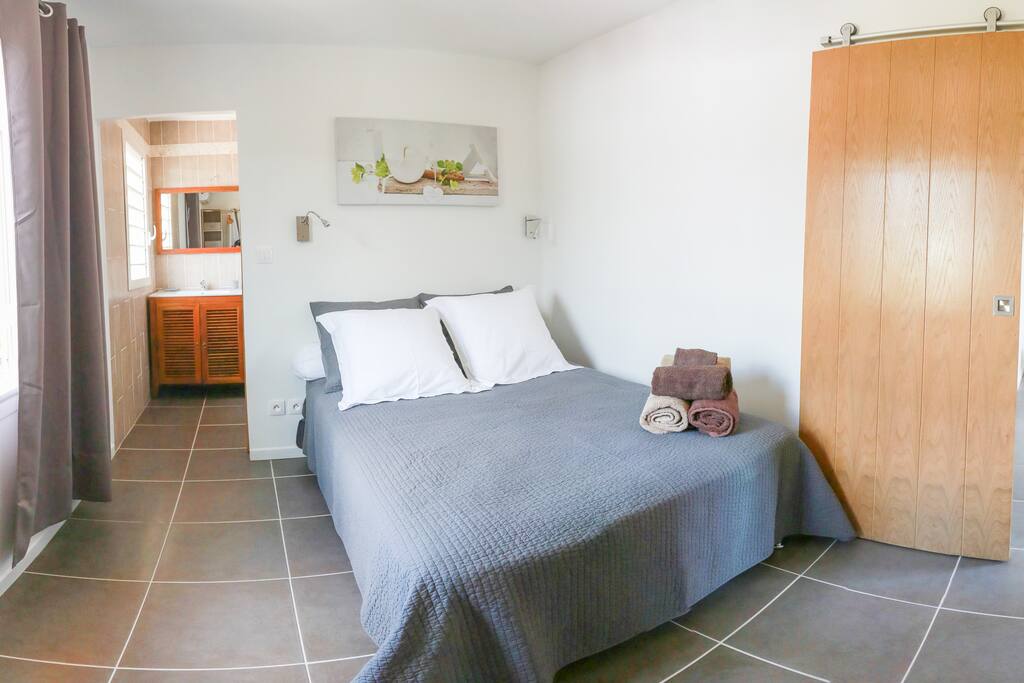 La chambre avec sa salle de bain
