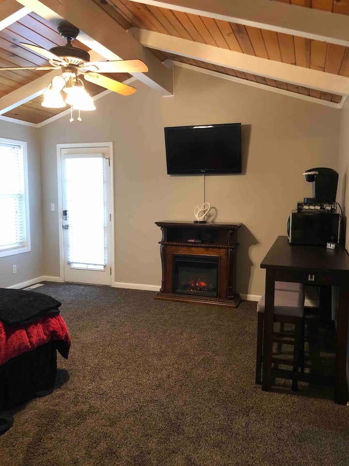 Vend zjarri elektrik, televizor, mini frigorifer, mikrovalë dhe makineri keurig. 