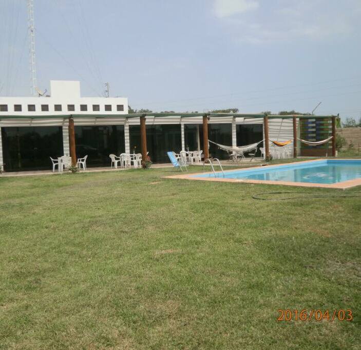 Vista panorámica de área de piscina y Terraza con hamacas