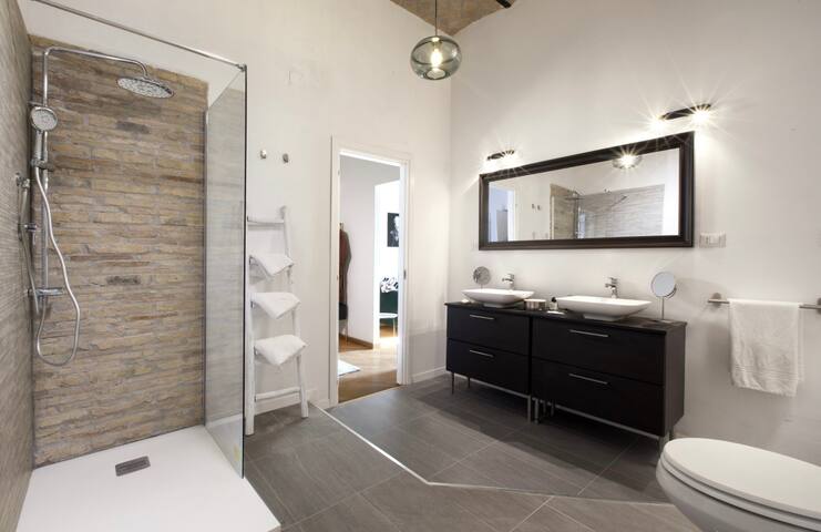 Elegant Apartment close to Colosseum gallery image 4