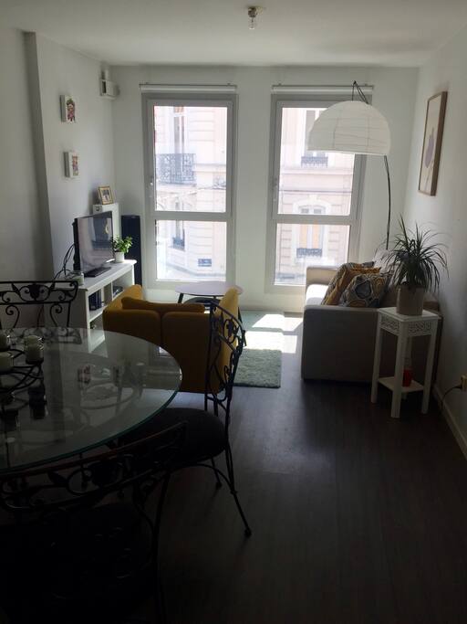Piece de vie principale contenant un salon et une salle a manger tres lumineuse