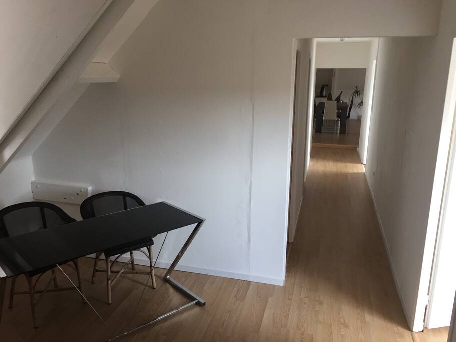 Hall d'entrée avec petit coin bureau
