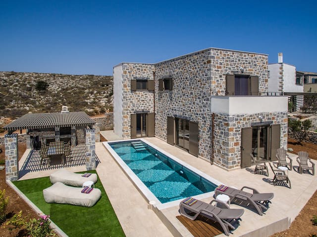 Gregory Luxury Villa by Cretevasion