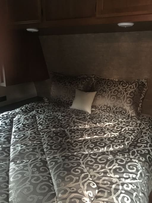 Queen bed in master.