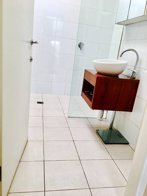 Main bathroom/shower