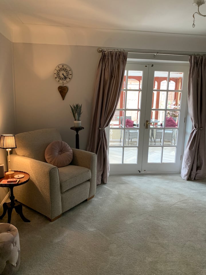 B&b Self Contained Annexe With Private Access - Birkenhead