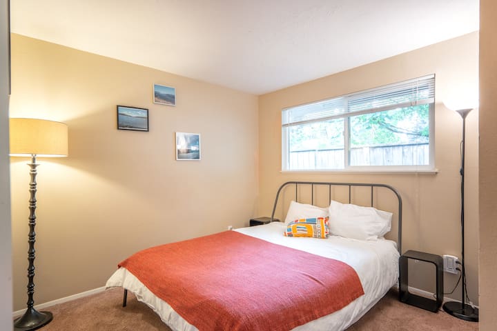 Airport Home, one of two rooms available