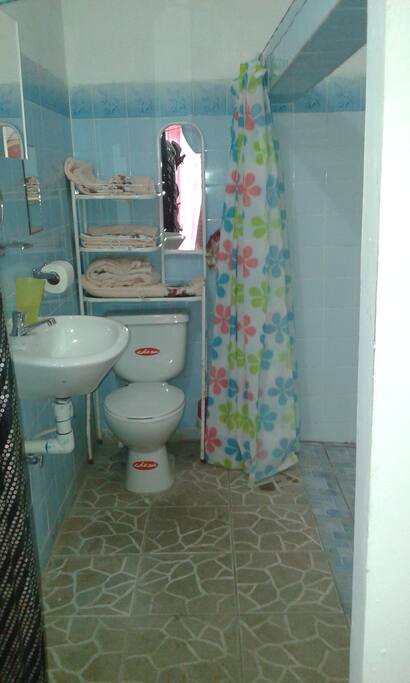 BAÑO COMODO NUEVO Y GRANDE . DUCHA Y PILA
