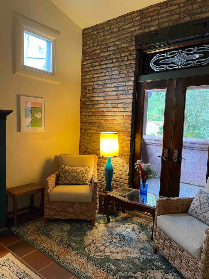 Място за сядане, което води до самостоятелен балкон в самостоятелна стая. Отвън има зашеметяващ вътрешен двор с градини, повече места за сядане и фонтан с водопад.