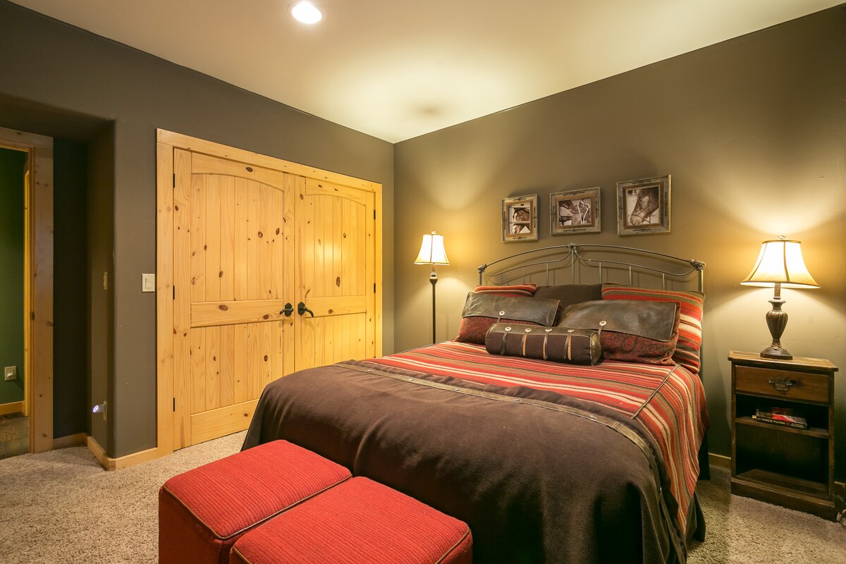 غرفة نوم كبيرة بحجم كوين في الطابق السفلي