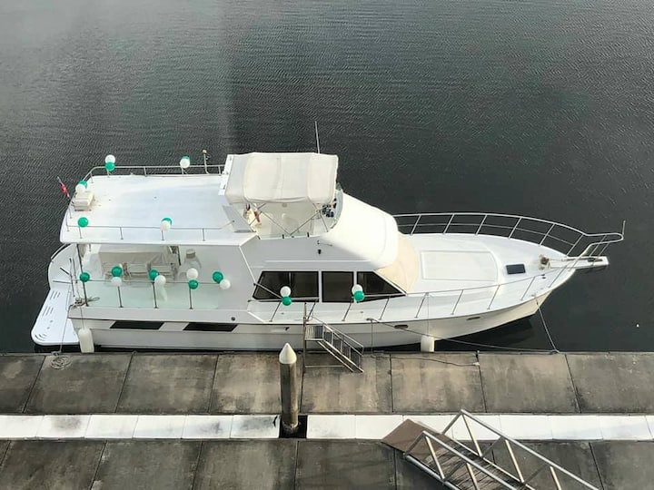 Bring Your Family To A Yacht In Subic Boats For Rent In Subic Bay Freeport Zone Central Luzon Philippines