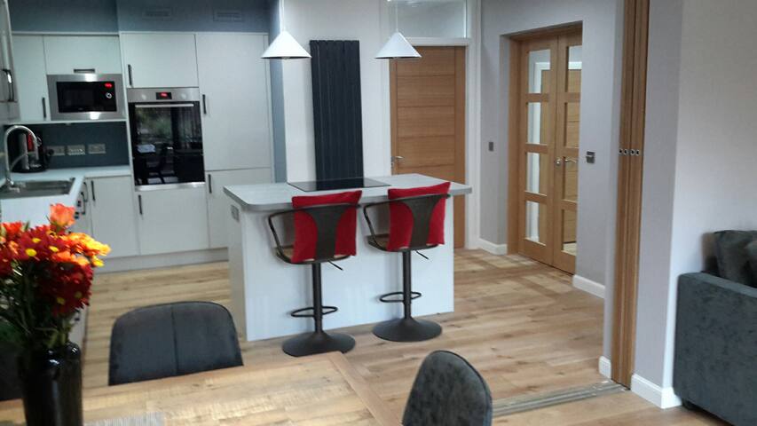 Tranquil Retreat in the City/Free parking/Wifi gallery image 4