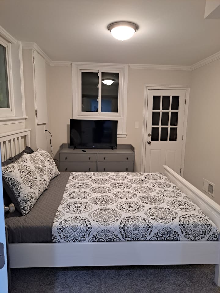 تحتوي غرفة النوم رقم4 على سرير كبير وباب خاص يؤدي إلى الفناء الخلفي. يقع في طابق أرضي مكتمل تمامًا وهو طابق أرضي عند الدخول من الخلف.