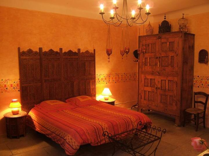 Смесена стая за двойка
със самостоятелна баня със самостоятелна балнео вана и тоалетна