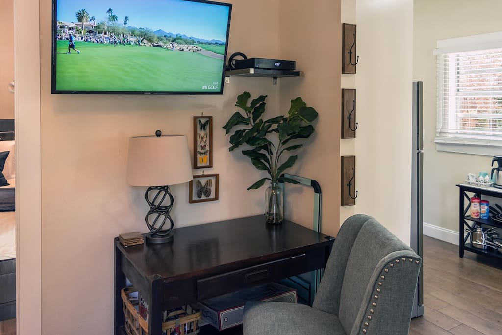 Desk/WiFi/Flatscreen/Cable