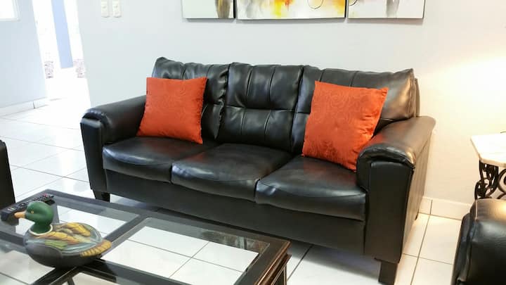 Sala de estar con un cómodo sofá