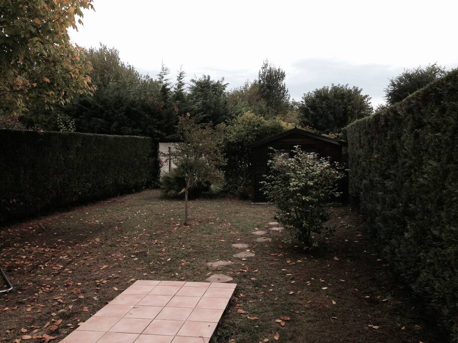 Petit jardin calme, sans vis à vis, avec un trampoline
Small garden, not overlooked, with a trampoline