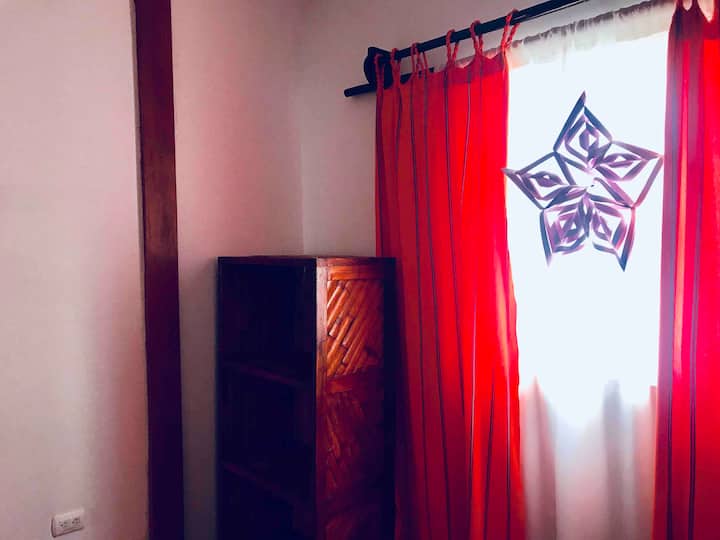 Ova spavaća soba ima prozor okrenut prema vrtu.  Dostupan je klima-uređaj.  Na raspolaganju su ormarić i vješalice s vješalicama za odjeću.

Ova spavaća soba ima prozor koji vodi do vrta.  Dostupan je klima-uređaj.  Na raspolaganju su ormarić i vješalice.
