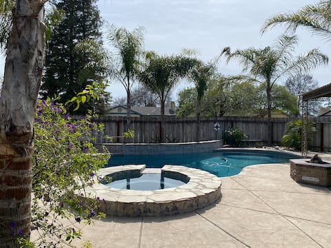 Fire Pit, HotTub/Spa, Super Comfy Beds, 86 inch TV