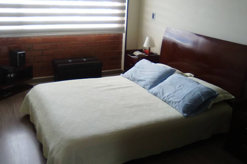 Descanso en una habitación cómoda y tranquila para un agradable sueño.