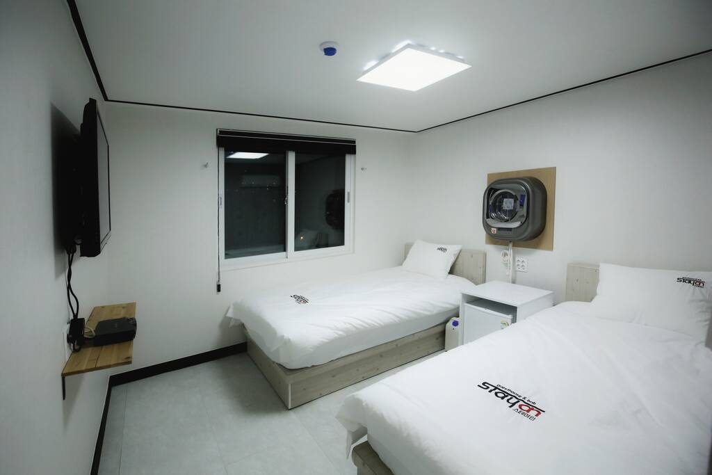 Twin bed room