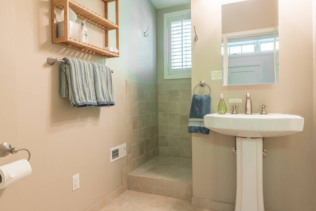 "Linens, towels, soap/shampoo, toilet paper...all there and well stocked" - Hopper from Los Angeles, CA