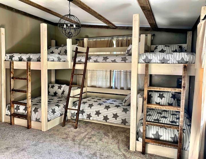 Chumba cha kulala cha ghorofa cha ghorofa kilicho na vitanda 2 vya ukubwa kamili na vitanda 4 vya ukubwa wa mapacha