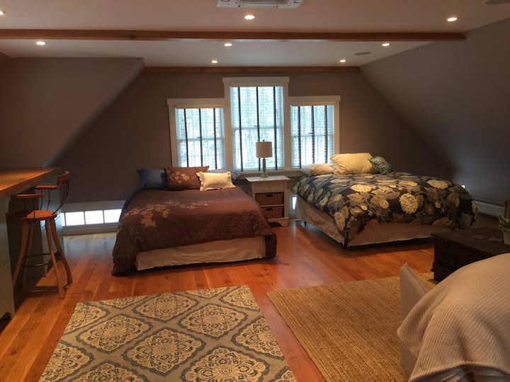 Above Garage Suite มีห้องนอนสำหรับ 4 คนพื้นที่ทำงานสำหรับ 2 คนและพื้นที่นั่งเล่น เครื่องปรับอากาศและแสงธรรมชาติที่ยอดเยี่ยม 