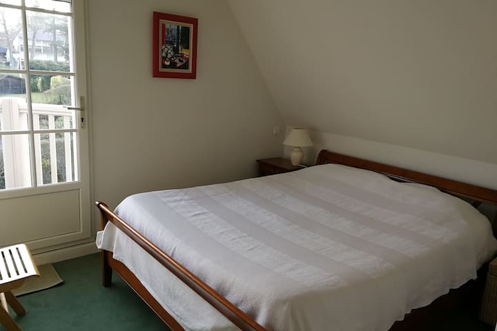 غرفة النوم 1 
فراش عالي الجودة مقاس 160 × 200 (مقاس كوين)، وخزانة وخزانة ملابس.