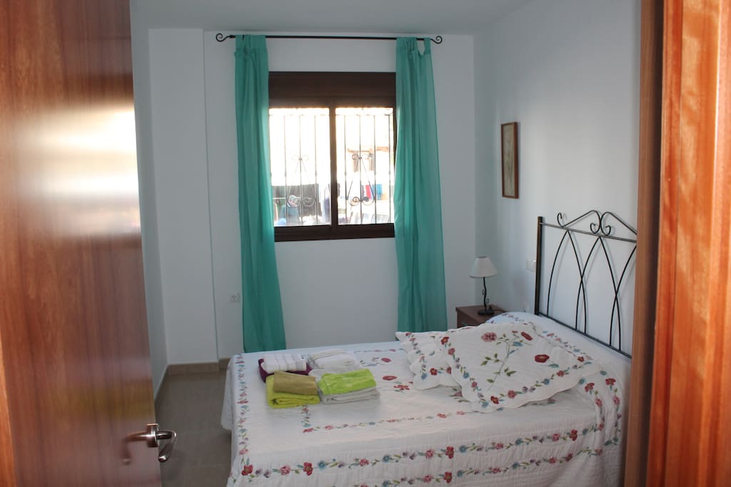 Dormitorio con cama de matrimonio