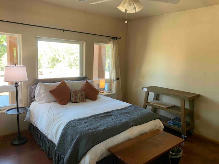 North west master suite down stairs. Matrac z pamäťovej peny. Vlastný vchod do kúpeľne. Prípravný stôl môžete použiť na svoje predmety alebo sa rozložiť do kuchynského kúta.