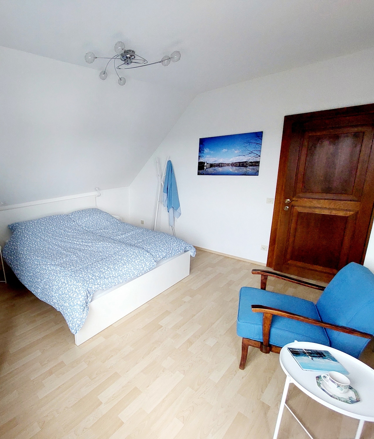 Šatníková skriňa a vešiak na oblečenie v oboch spál