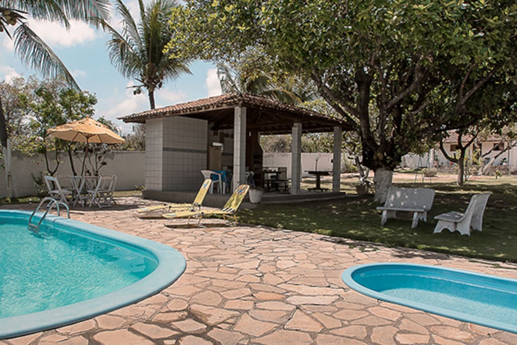 Piscina de adulto e criança.
