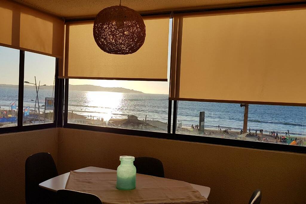 Comedor cuatro sillas vista al mar.