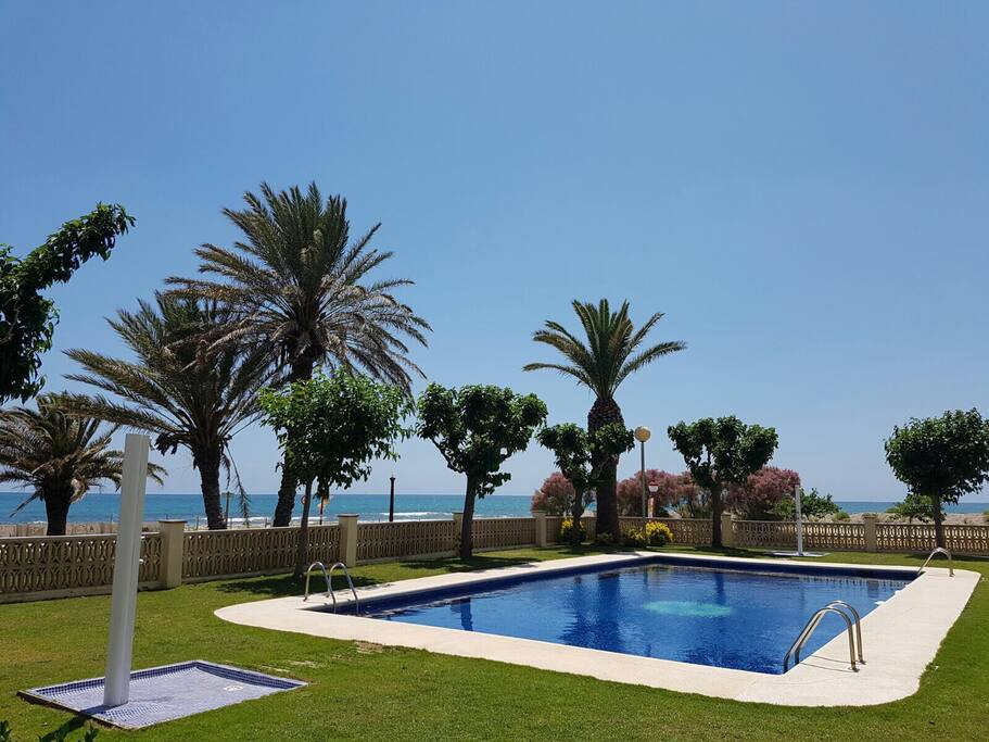 Piscina comunitaria con inmejorables vistas al mar
