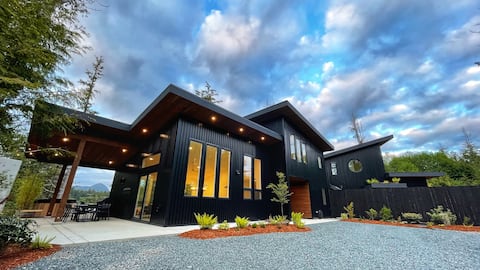 BLACK STORM w/Hot Tub & Sauna