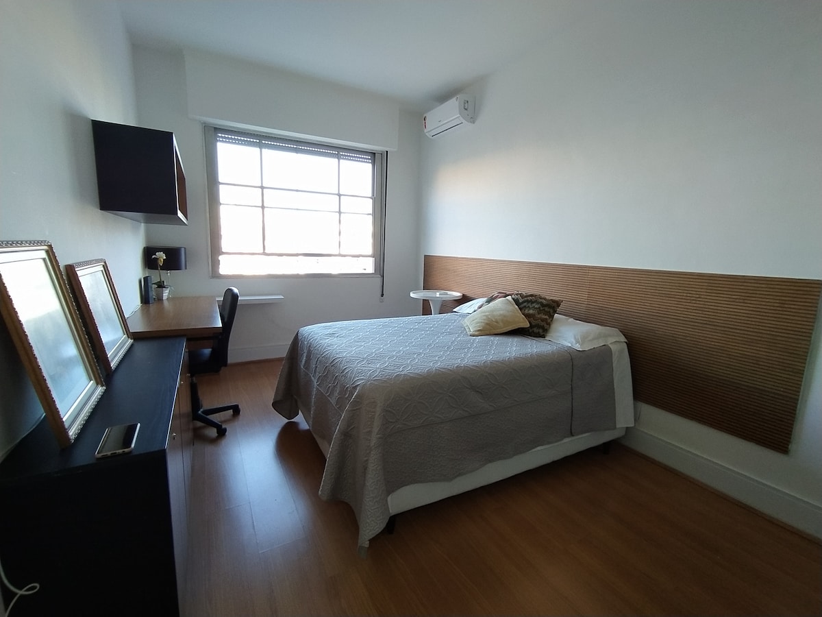 Spavaća soba 2 s bračnim krevetom i prostorom za homo ured