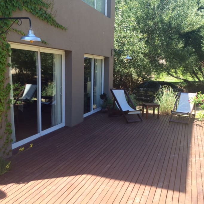 Amplio deck donde tomar sol, leer un libro, contemplar el bosque....